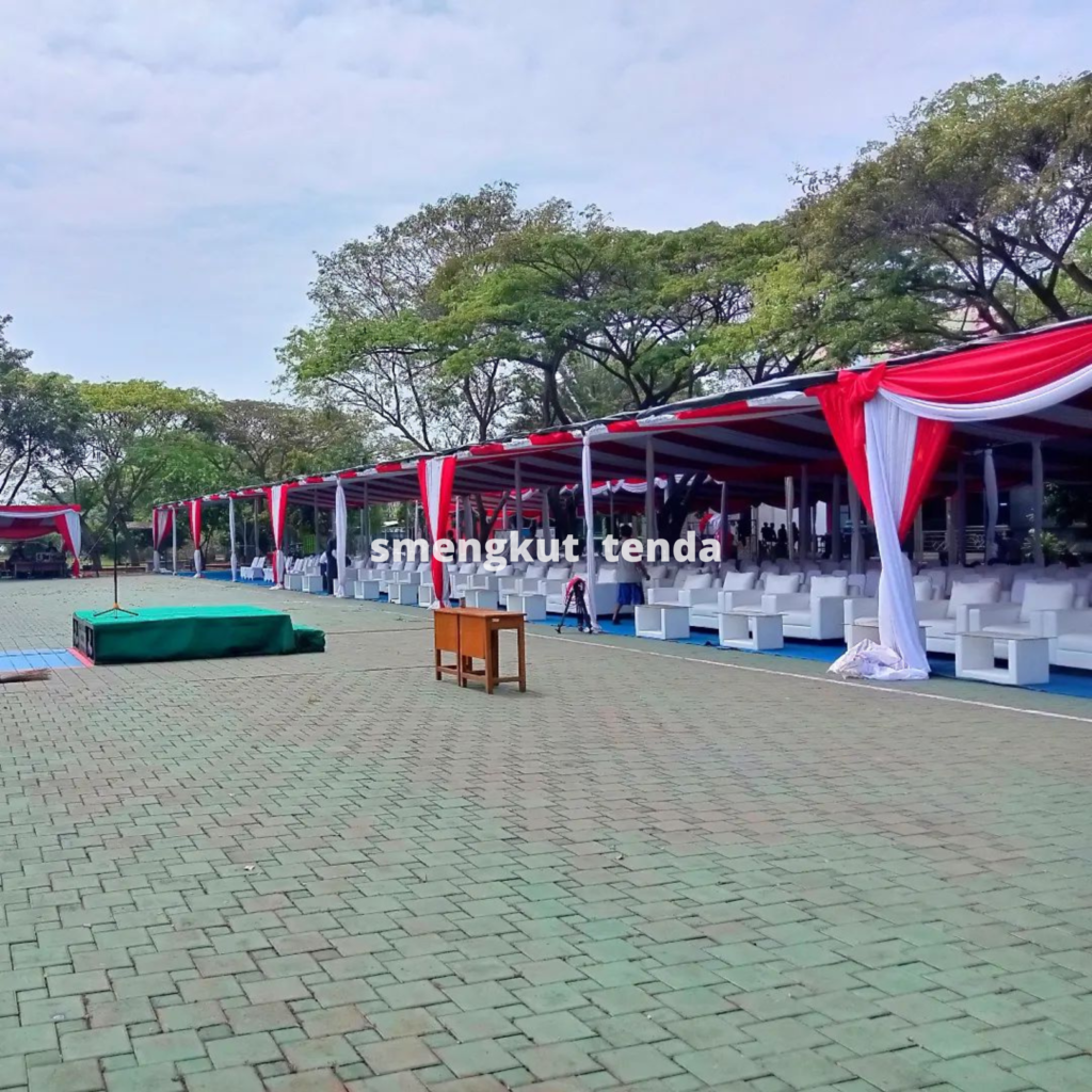 Jasa dekorasi tenda dari Smengkut Tenda siap mengubah tenda biasa menjadi panggung impian Anda! Kami hadir dengan